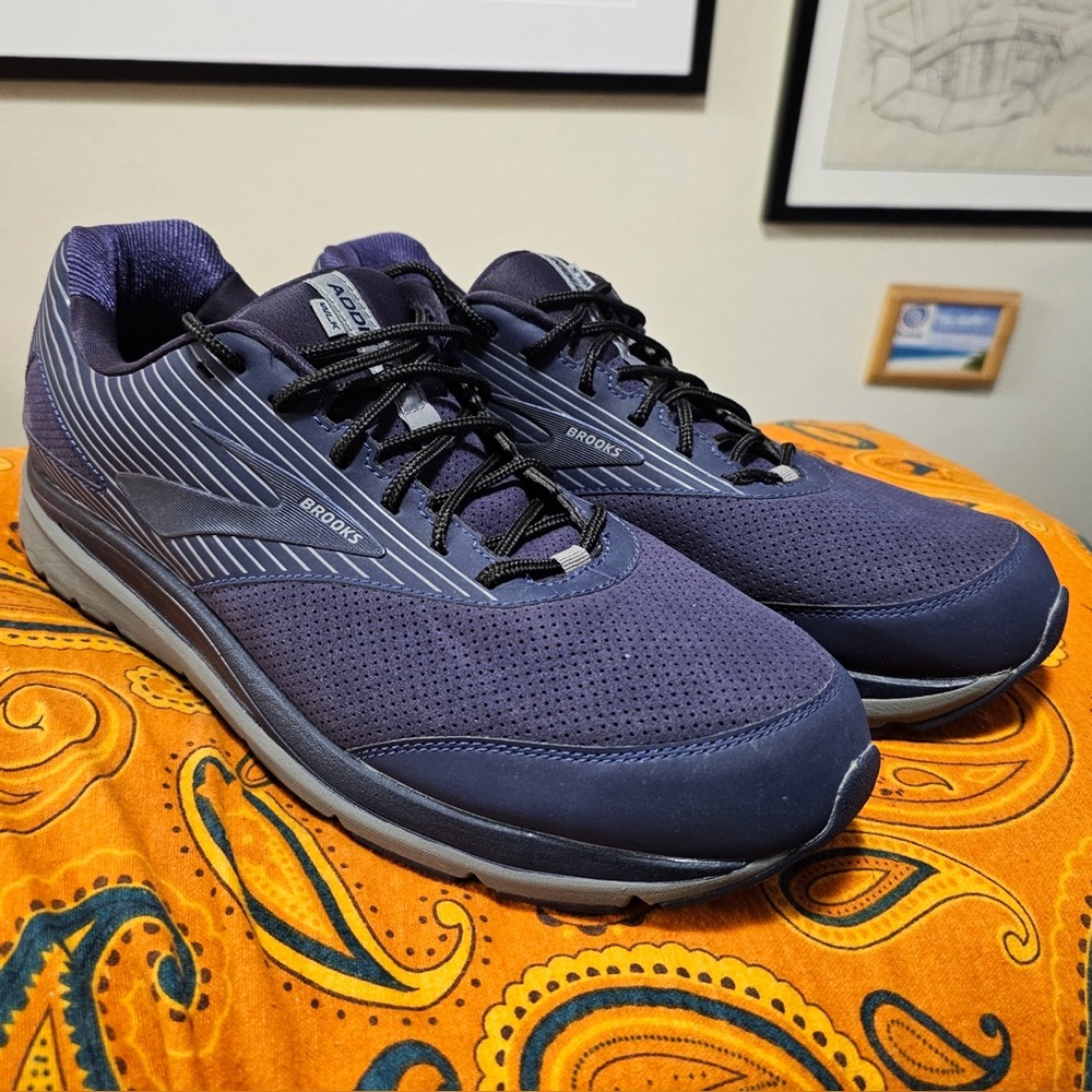 Brooks Addiction Walker Men's 14 M, laces, EUC - barely used, blue suede